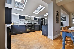 4 Bed House with Pool Table & Parking
