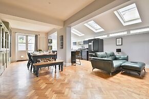 4 Bed House with Pool Table & Parking