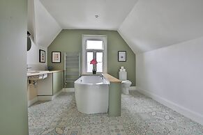 4 Bed House with Pool Table & Parking