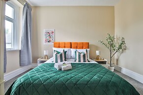 4 Bed House with Pool Table & Parking