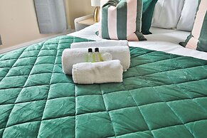 4 Bed House with Pool Table & Parking