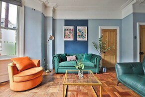 4 Bed House with Pool Table & Parking