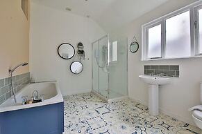 4 Bed House with Pool Table & Parking