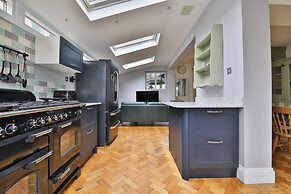 4 Bed House with Pool Table & Parking