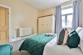 4 Bed House with Pool Table & Parking