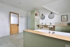 4 Bed House with Pool Table & Parking