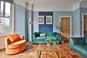 4 Bed House with Pool Table & Parking