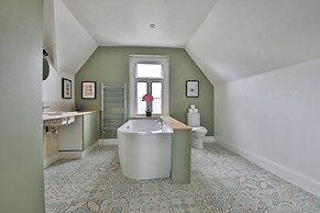 4 Bed House with Pool Table & Parking