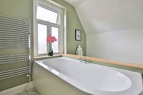 4 Bed House with Pool Table & Parking