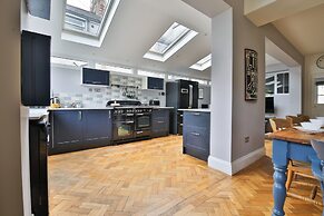 4 Bed House with Pool Table & Parking