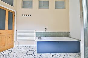 4 Bed House with Pool Table & Parking