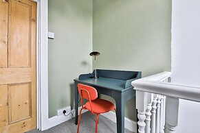 4 Bed House with Pool Table & Parking