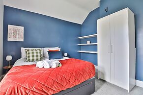 4 Bed House with Pool Table & Parking