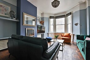 4 Bed House with Pool Table & Parking
