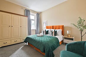 4 Bed House with Pool Table & Parking