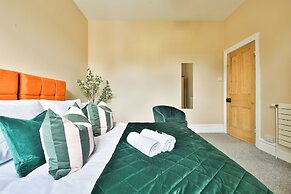 4 Bed House with Pool Table & Parking