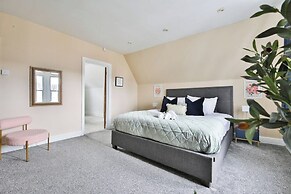 4 Bed House with Pool Table & Parking