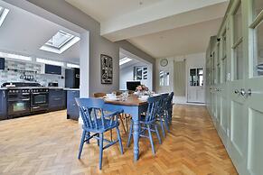 4 Bed House with Pool Table & Parking