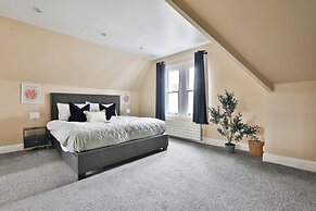 4 Bed House with Pool Table & Parking