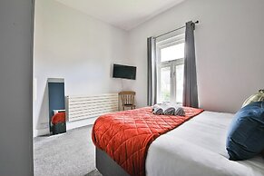 4 Bed House with Pool Table & Parking