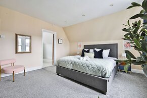 4 Bed House with Pool Table & Parking