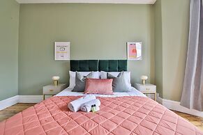 4 Bed House with Pool Table & Parking