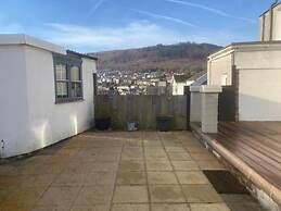 Welsh Retreat With Stunning Views, Sleeps Upto 4
