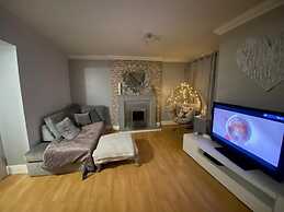 Welsh Retreat With Stunning Views, Sleeps Upto 4