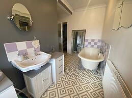 Welsh Retreat With Stunning Views, Sleeps Upto 4