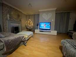 Welsh Retreat With Stunning Views, Sleeps Upto 4