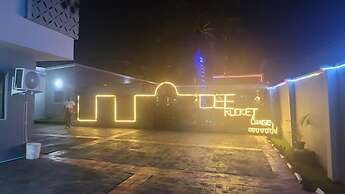 Dee Rocket Hotel