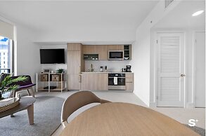 Luxe 1-BR with Stunning Downtown Views