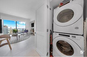 Luxe 1-BR with Stunning Downtown Views