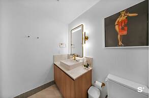 Luxe 1-BR with Stunning Downtown Views