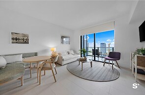 Luxe 1-BR with Stunning Downtown Views