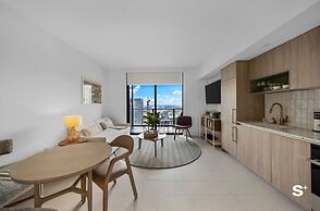 Luxe 1-BR with Stunning Downtown Views