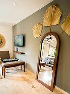 1 Br. Great Located Pool + Gym + Coworking