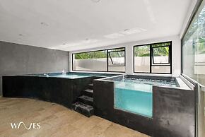 Spacious Loft W/garden View Pool + Jacuzzi GYM