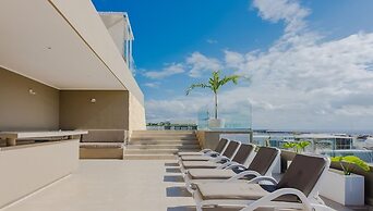 1 Rec. Steps From the Beach Rooftop Pool