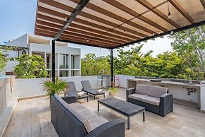 Spacious 1 BR With Great Location & Rooftop Pool by Waves Management