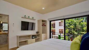 Spacious 1 BR With Great Location & Rooftop Pool by Waves Management