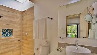 Spacious 1 BR With Great Location & Rooftop Pool by Waves Management