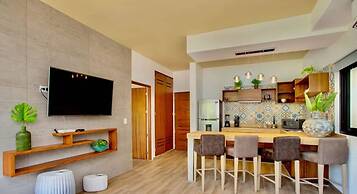 Spacious 1 BR With Great Location & Rooftop Pool by Waves Management