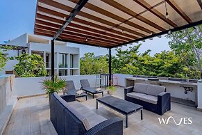Spacious 1 BR With Great Location & Rooftop Pool by Waves Management