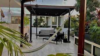 Spacious 1 BR With Great Location & Rooftop Pool by Waves Management