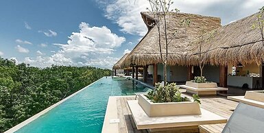 2 Br. Roof W/infinity Pool + Jacuzzi Spacious