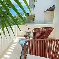 2 Br. Roof W/infinity Pool + Jacuzzi Spacious