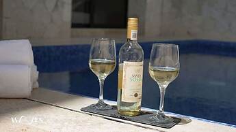 Exclusive Apt. W/private Pool + Surround Speakers