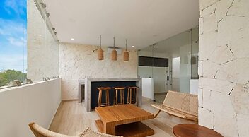 Exclusive Apt. W/private Pool + Surround Speakers