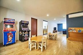 2 BR Amazing Pool Top Amenities Wifi 2FL Gym